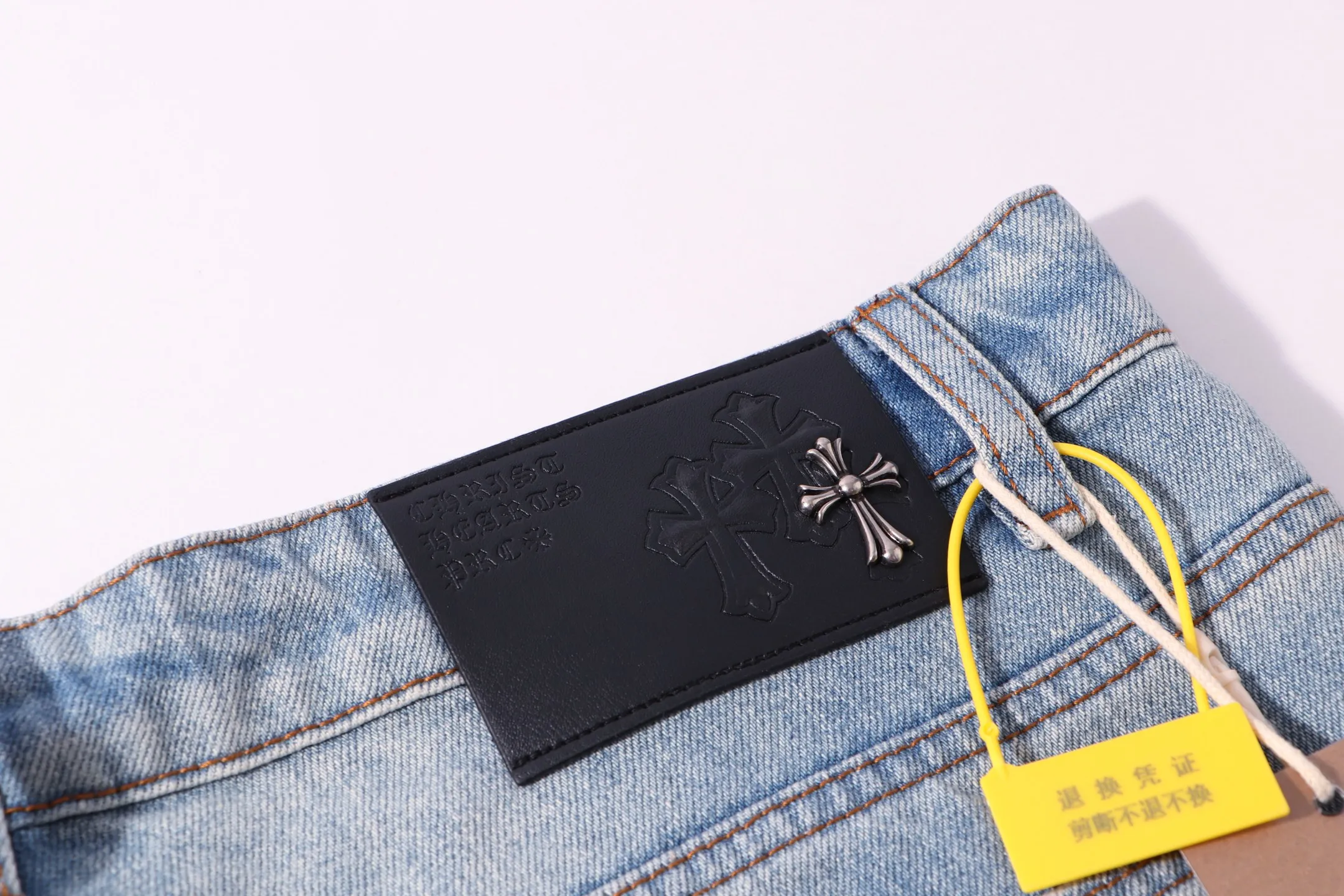 P250 Style number: H42 Croxin & 𝐂𝐡𝐫𝐨𝐦𝐞 𝐇𝐞𝐚𝐫𝐭 ss25 blue star leopard print leather denim workwear logging pants. Styles with different washed textures are very friendly to people with thin legs. The slightly flared version perfectly modifies the leg shape. The timeless and moderate length makes it easy to match and match. It is the basis for various styles and is a must-have in your wardrobe! The fabric is stiff but also makes the upper body soft without losing texture. The washing process is even more perfect. It is a must-have item for everyone! ! ! Washed wheat, hang tag, pants label, three labels complete Color: blue Size: 30-32-34-36